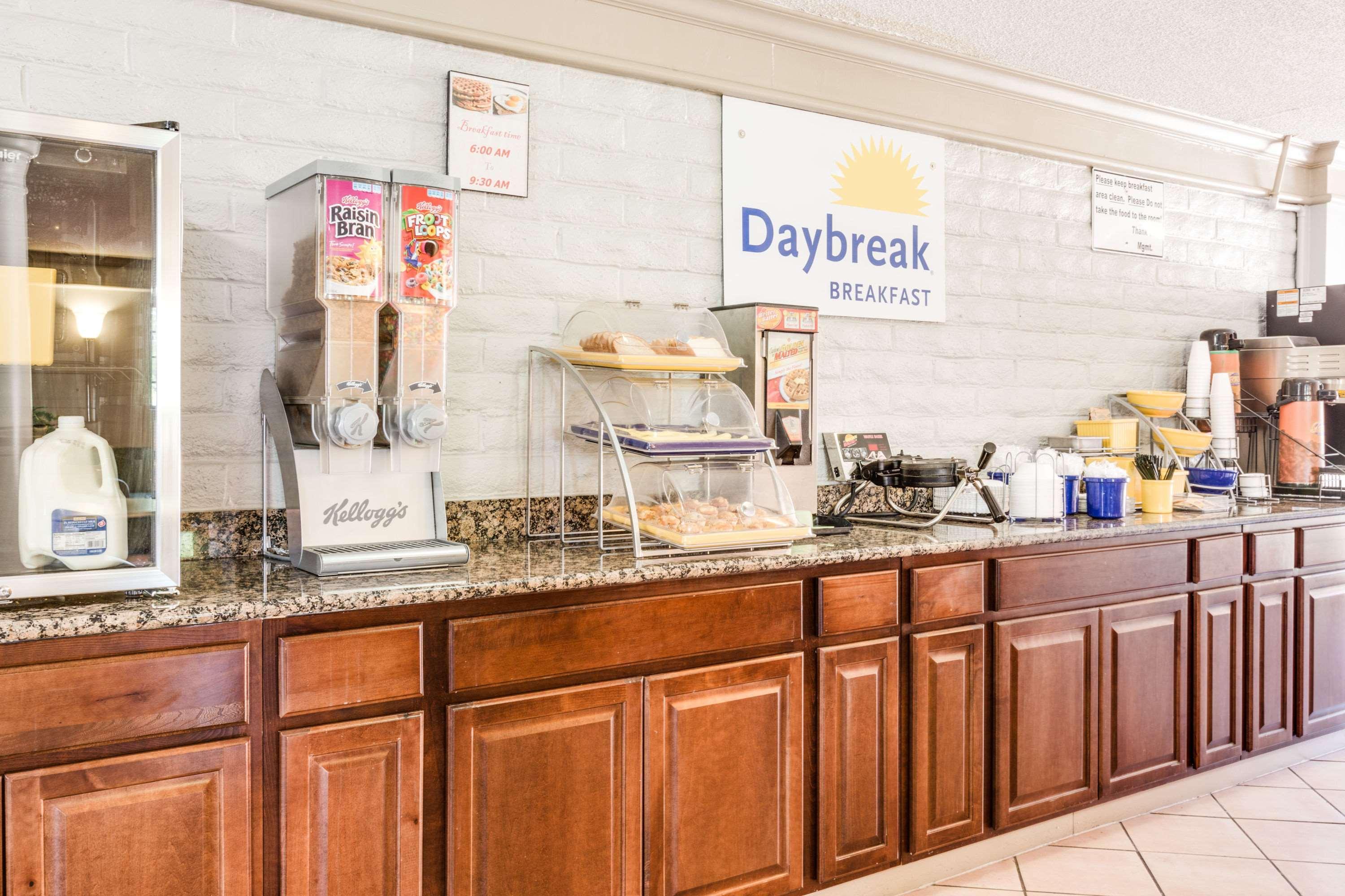 Days Inn By Wyndham Birmingham/West Exteriér fotografie